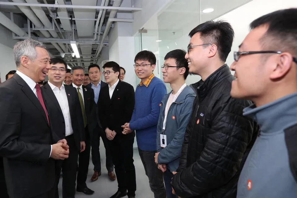 RAMAH MESRA: Encik Lee mengadakan pertemuan dengan beberapa pekerja Didi Chuxing yang pernah menuntut di Universiti Nasional Singapura dan Universiti Teknologi Nanyang. - Foto FACEBOOK PM LEE