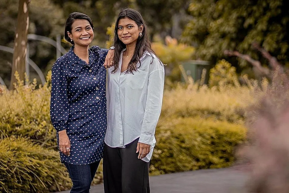 IBU PEMBERI KEYAKINAN: Haziqah Hashir (kanan) mendapat kekuatan membawa watak berat sebagai gadis pemberontak, Amirah, dalam telefilem Maafkan Mak berkat dorongan ibunya Siti Hajar yang berlakon sebagai ibu Amirah, Lismawati. - Foto-foto BH oleh NUR DIYANA TAHA