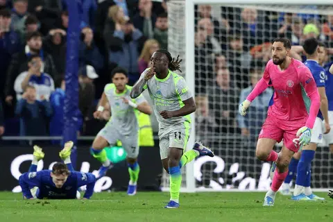 Pemain Manchester City, Jeremy Doku (dua dari kanan), meraikan gol penyamaan 3-3 beliau dengan penjaga gol City, Gianluigi Donnarumma (kanan), dalam perlawanan Liga Perdana England (EPL) menentang Everton di Stadium Hill Dickinson pada 4 Mei.