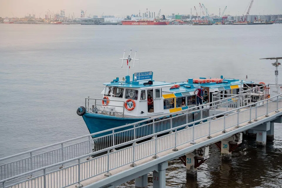Bot nama Symphony yang berlabuh di jeti Punggol ini pernah dipandu Allahyarham Ismail Awang, yang dahulu bertugas sebagai sebagai pemandu bot. 