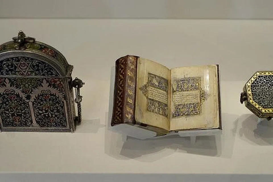 ARTIFAK MINI: Artifak mini termasuk sarung Al-Quran dari abad ke-19, Quran dari abad ke-14 dan sebuah bekas dari Maghribi antara artifak yang dipamerkan.