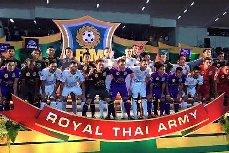 PERSAINGAN SENGIT: Hassan Sunny (dua dari kanan) akur merasai tekanan bersaing bagi tempat dalam kesebelasan utama dalam Army United. - Foto ARMY UNITED FAN FACEBOOK
