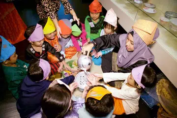 Kanak-kanak yang memakai ‘tanjak’ semasa program pendidikan sejarah dan khazanah Melayu (gambar hiasan).
