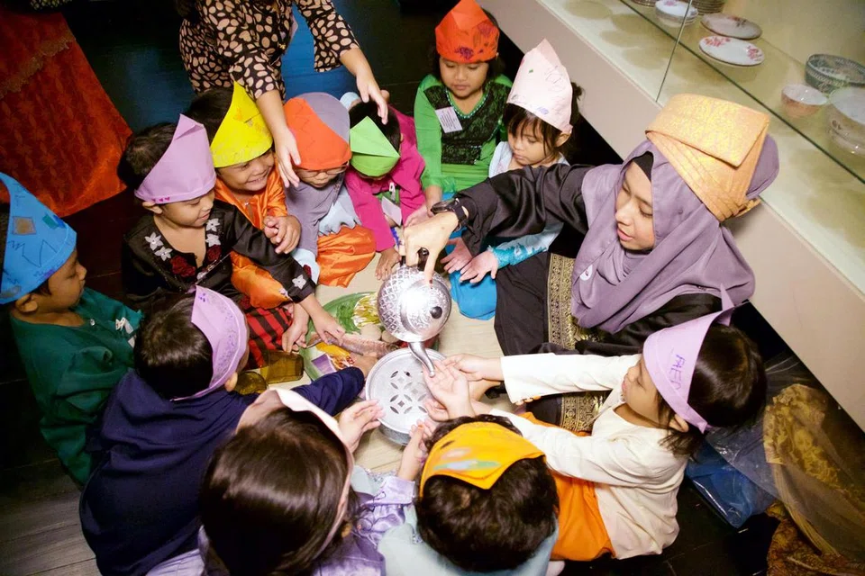 Kanak-kanak yang memakai ‘tanjak’ semasa program pendidikan sejarah dan khazanah Melayu (gambar hiasan).