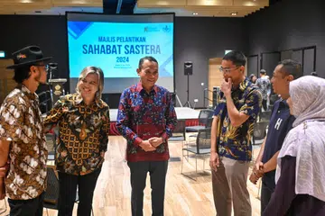 Pengerusi Majlis Bahasa Melayu Singapura, Encik Mohd Fahmi Aliman (tiga dari kiri), beramah mesra dengan tetamu dan Sahabat Sastera selepas majlis pelantikan di Wisma Geylang Serai pada 9 Jun. Bersamanya ialah (dari kiri) Encik Muhammad Syafiq Azman; pengerusi Jawatankuasa Persuratan Majlis Bahasa Melayu Singapura, Dr Azhar Ibrahim; Mohammed Riefqan Iman serta ibu bapanya iaitu Encik Mohammed Hairil Mohammed dan Cik Norleyana Hussin.