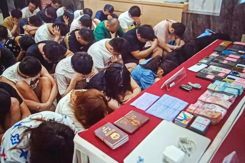 DIHANTAR PULANG: Kesemua 153 warga China yang diberkas kerana terlibat dalam kegiatan menipu cinta dalam talian, telah dihantar pulang dengan pesawat sewa khas dari Batam pada Rabu.  