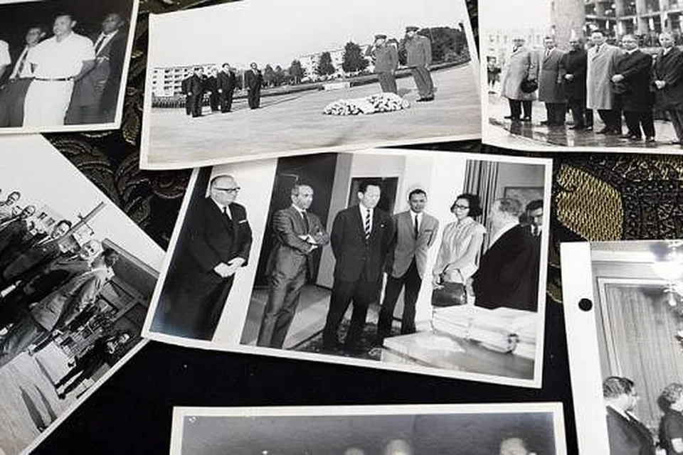 KENANGAN LAMA: Encik Othman Wok mengongsi beberapa gambar lama beliau bersama mendiang Encik Lee Kuan Yew dengan 'Berita Harian' semasa kunjungan akhbar ini ke rumahnya semalam. - Foto-foto TAUFIK A. KADER