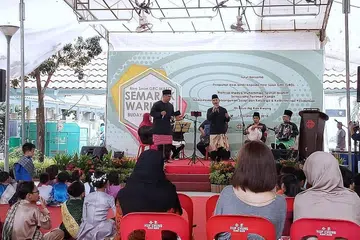 GIAT MENYUMBANG BAKTI: Persembahan kumpulan Sinar Fusika dalam acara Bulan Bahasa anjuran Jawatankuasa Eksekutif Kegiatan Melayu (MAEC) GRC Nee Soon. - Foto SINAR FUSIKA