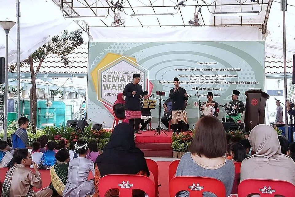 GIAT MENYUMBANG BAKTI: Persembahan kumpulan Sinar Fusika dalam acara Bulan Bahasa anjuran Jawatankuasa Eksekutif Kegiatan Melayu (MAEC) GRC Nee Soon. - Foto SINAR FUSIKA