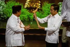 Presiden Indonesia, Encik Prabowo Subianto (kiri), yang juga Pengerusi Parti Gerakan Indonesia Raya (Gerindra), menyerahkan cenderahati kepada mantan Presiden Joko ‘Jokowi’ Widodo, semasa sambutan ulang tahun ke-17 parti itu di Bogor, Jawa Barat, pada 15 Februari.