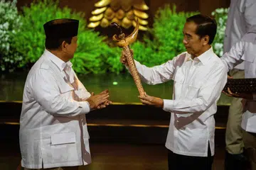 Presiden Indonesia, Encik Prabowo Subianto (kiri), yang juga Pengerusi Parti Gerakan Indonesia Raya (Gerindra), menyerahkan cenderahati kepada mantan Presiden Joko ‘Jokowi’ Widodo, semasa sambutan ulang tahun ke-17 parti itu di Bogor, Jawa Barat, pada 15 Februari.