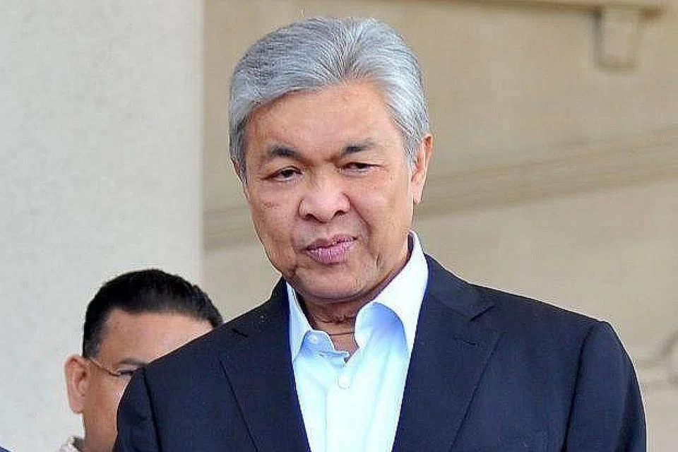 LANGKAH WAJAR: Tindakan Presiden Umno, Datuk Seri Dr Ahmad Zahid Hamidi, mengutamakan kepentingan rakyat dan kesihatan dalam membuat 'gencatan politik' menyentuh soal kepimpinan dan kerjasama dalam Perikatan Nasional. - Foto THE STAR