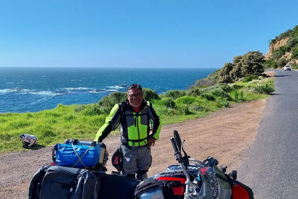 Di tepi Lautan Atlantik...Encik Muhamad Rahim Resad berehat di jalan raya di Afrika Selatan.