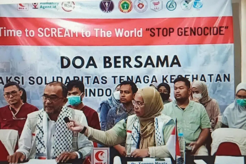 MOHON DOA: Ketua Jawatankuasa Penyelamat Kecemasan Perubatan (MER-C) Indonesia, Dr Sarbini Abdul Murad (kiri depan)  menyertai acara doa bersama di Jakarta, Indonesia, pada Jumaat sebagai sokongan kepada penduduk Gaza dan menuntut gencatan senjata serta dihentikan pembunuhan beramai-ramai di wilayah Palestin itu.