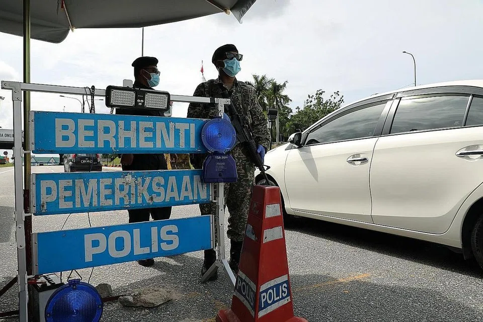TERKESAN DEK PKP: Rakyat dan syarikat yang terkesan secara langsung akibat pelaksanaan Perintah Kawalan Pergerakan (PKP) sejak Mac lalu apabila dilaporkan 90,470 hilang pekerjaan setakat 28 Oktober 2020. - Foto REUTERS SESUAIKAN 