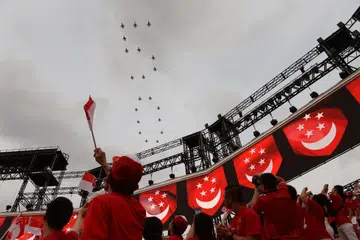 Sempena Jubli Emas Singapura (SG50), 20 jet pejuang F-16 membentuk angka 50 di ruang udara Padang sebagai tabik istimewa daripada Angkatan Udara Republik Singapura (RSAF). Persembahan yang dibuat julung-julung kalinya semasa Perbarisan Hari Kebangsaan (NDP) 2015 itu, melibatkan jet F-16 memecut pada kelajuan 600 kilometer sejam dan dipisahkan sejauh 18 meter antara satu sama lain.