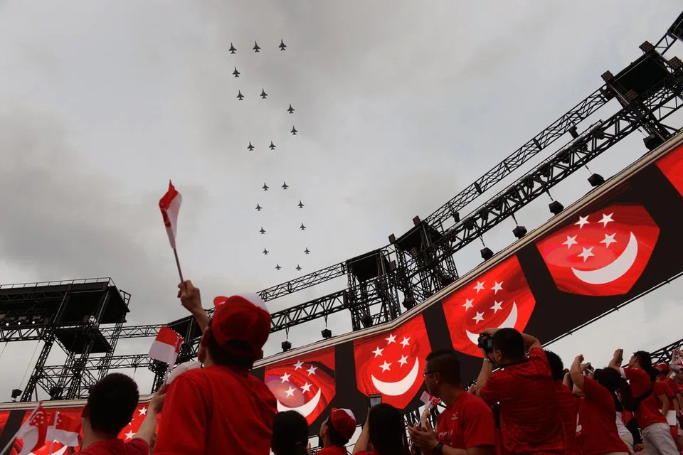 Sempena Jubli Emas Singapura (SG50), 20 jet pejuang F-16 membentuk angka 50 di ruang udara Padang sebagai tabik istimewa daripada Angkatan Udara Republik Singapura (RSAF). Persembahan yang dibuat julung-julung kalinya semasa Perbarisan Hari Kebangsaan (NDP) 2015 itu, melibatkan jet F-16 memecut pada kelajuan 600 kilometer sejam dan dipisahkan sejauh 18 meter antara satu sama lain.