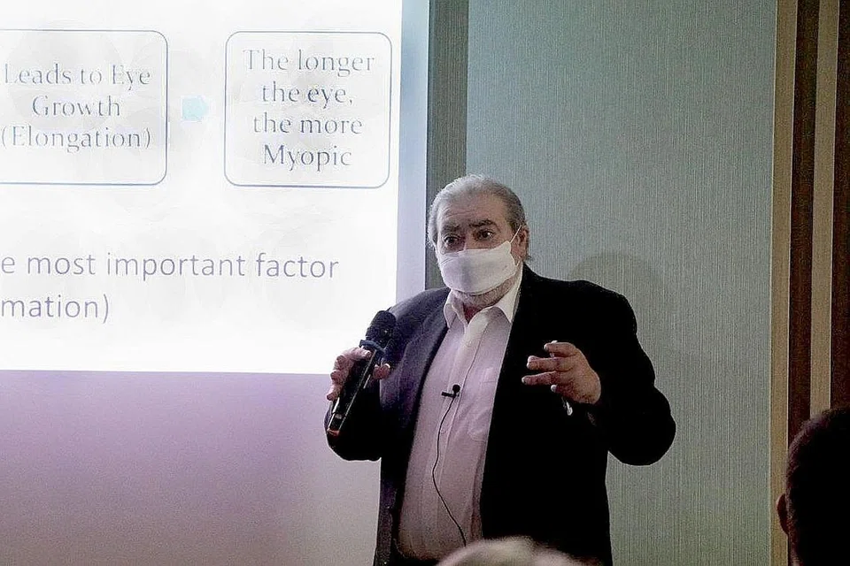 DR STAN ISAACS: Pada kadar sekitar 90 peratus tahap rabun, kita akan dapati ramai individu berusia pertengahan 20-an tahun yang akan mempunyai patologi berkaitan rabun. - Foto-foto PUSAT PAKAR MIOPIA