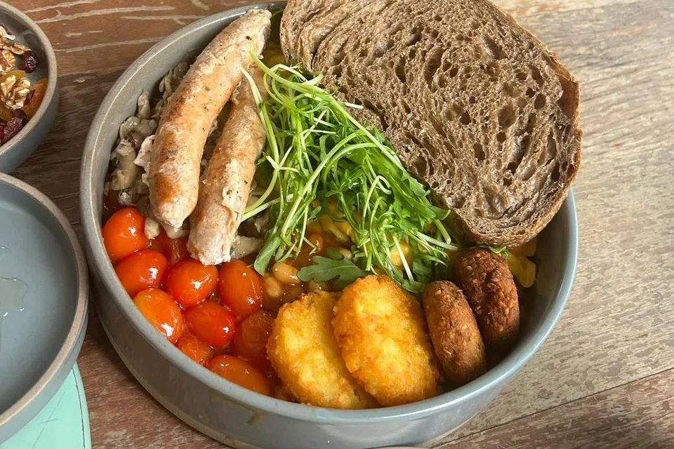 Hidangan ‘Anna’s Big Brekkie’ ($26) menampilkan sosej ayam gaya Italy, kentang goreng, cendawan, kacang panggang, ‘confit’ (kaedah tradisional memasak dan mengawet makanan) tomato ceri, ‘arugula’, roti ‘sourdough’, serta telur.