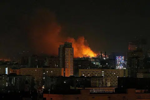 PERTEMPURAN SENGIT: Kepulan asap dan api marak melangit kelihatan jelas susulan pengeboman berdekatan Kyiv, sedang Russia meneruskan pelanggaran ke atas Ukraine, pada tengah malam semalam. - Foto REUTERS