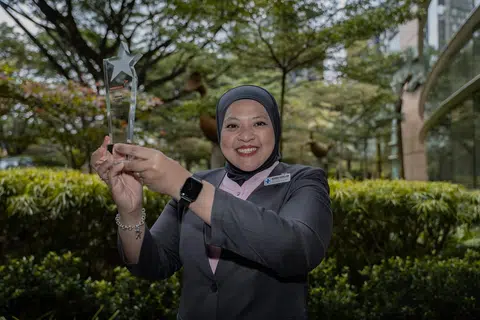 SIKAP TENANG DIIKTIRAF: Cik Nennie Fadillah Hasnawi, 45 tahun,  salah seorang penerima Anugerah Superstar di Anugerah Perkhidmatan Kesihatan Bermutu Singapura (SHQASA) 2024 pada 23 Januari.