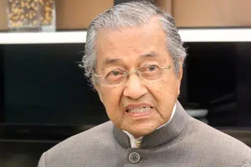 DR MAHATHIR MOHAMAD: Seru rakyat Malaysia dan parti pembangkang sokong perhimpunan esok. - Foto fail