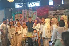 MAJLIS MERIAH: Selain menyambut ulang tahun salun rambutnya, Pearlista, yang kelima pada majlis yang berlangsung di Kaw Kaw SG di Aliwal Street baru-baru ini, usahawati Nura J (gambar atas) turut melancarkan produk intim terbarunya bagi kaum wanita. - Foto BM oleh HANIM MOHD SALEH