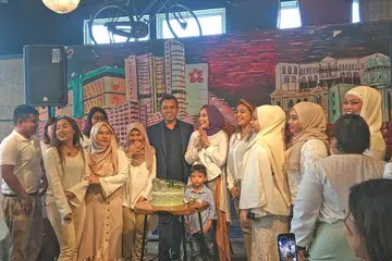 MAJLIS MERIAH: Selain menyambut ulang tahun salun rambutnya, Pearlista, yang kelima pada majlis yang berlangsung di Kaw Kaw SG di Aliwal Street baru-baru ini, usahawati Nura J (gambar atas) turut melancarkan produk intim terbarunya bagi kaum wanita. - Foto BM oleh HANIM MOHD SALEH