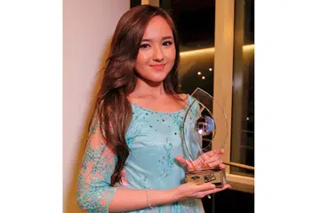 HADIAH JADI PROP LAKONAN: Hannah Delisha menghargai hadiah yang diberi peminatnya dan akan cuba memakainya semasa tampil dalam sesebuah rancangan. - Foto FARAH REZAL