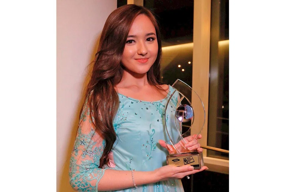 HADIAH JADI PROP LAKONAN: Hannah Delisha menghargai hadiah yang diberi peminatnya dan akan cuba memakainya semasa tampil dalam sesebuah rancangan. - Foto FARAH REZAL