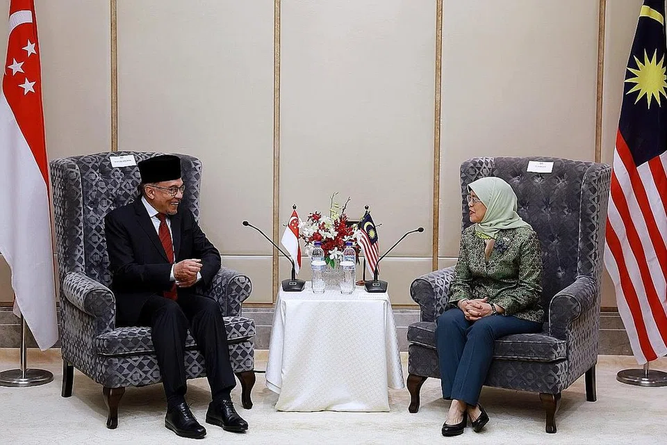 LAHIRKAN KEYAKINAN: Dalam pertemuan mereka,Presiden Halimah Yacob juga melahirkan keyakinan Singapura bahawa di bawah kepimpinan Datuk Seri Anwar Ibrahim, kerjasama dua hala akan dikukuh lagi merentasi pelbagai bidang. - Foto ST