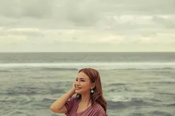 TERPEGUN DENGAN PENANGAN DRAMA KOREA: Datuk Rossa baru-baru ini merakam video muzik 'Sangcheo Badeun Maeum' (versi Korea lagu popularnya, 'Hati Yang Kau Sakiti' dengan jalan cerita persis drama Korea. - Foto INSTAGRAM ROSSA
