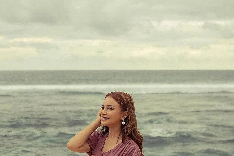 TERPEGUN DENGAN PENANGAN DRAMA KOREA: Datuk Rossa baru-baru ini merakam video muzik 'Sangcheo Badeun Maeum' (versi Korea lagu popularnya, 'Hati Yang Kau Sakiti' dengan jalan cerita persis drama Korea. - Foto INSTAGRAM ROSSA