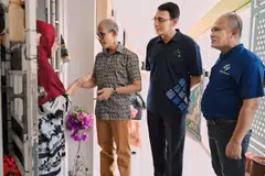 (Tiga dari kanan) Menteri Bertanggungjawab Bagi Ehwal Masyarakat Islam, Encik Masagos Zulkifli Masagos Mohamad diringi (dua dari kanan) Ketua Eksekutif, Majlis Ugama Islam Singapura (Muis), Encik Kadir Maideen dan (kanan) Pengerusi M³@Tampines, Encik Jamaludin Saad, semasa mengagihkan daging korban kepada penduduk di Tampines pada 30 Jun. 