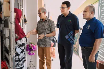 (Tiga dari kanan) Menteri Bertanggungjawab Bagi Ehwal Masyarakat Islam, Encik Masagos Zulkifli Masagos Mohamad diringi (dua dari kanan) Ketua Eksekutif, Majlis Ugama Islam Singapura (Muis), Encik Kadir Maideen dan (kanan) Pengerusi M³@Tampines, Encik Jamaludin Saad, semasa mengagihkan daging korban kepada penduduk di Tampines pada 30 Jun. 