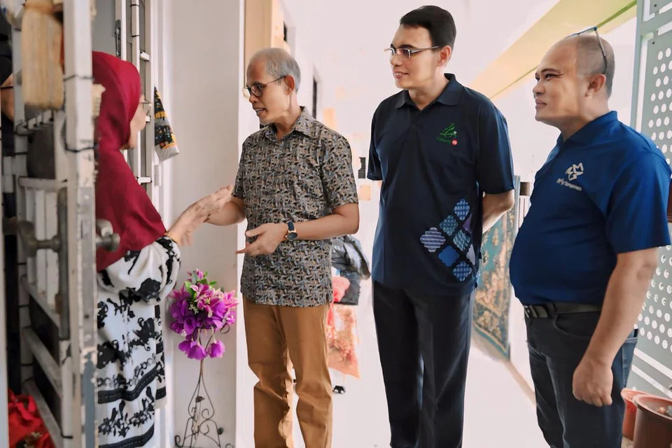 (Tiga dari kanan) Menteri Bertanggungjawab Bagi Ehwal Masyarakat Islam, Encik Masagos Zulkifli Masagos Mohamad diringi (dua dari kanan) Ketua Eksekutif, Majlis Ugama Islam Singapura (Muis), Encik Kadir Maideen dan (kanan) Pengerusi M³@Tampines, Encik Jamaludin Saad, semasa mengagihkan daging korban kepada penduduk di Tampines pada 30 Jun. 
