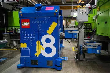 BUAT MAINAN: Sebuah robot besar berwarna biru kelihatan sedang bertugas di kilang LEGO di Billund, Denmark. - Foto-foto AFP 