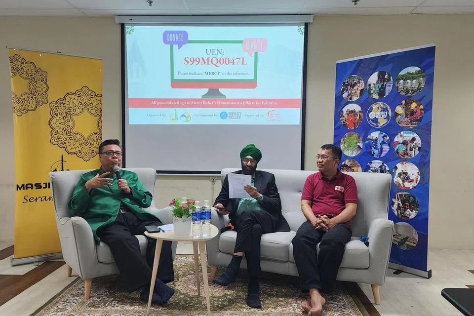 ‘Perbincangan Kassim’, diadakan pada 9 Disember, dikendalikan oleh (dari kiri) Encik Suhaimi Yusof, dan menampilkan penceramah jemputan iaitu Pengerusi Mercy Relief, Encik Satwant Singh; dan Dekan Akademi Palang Merah, Encik Sahari Ani;  bagi mendidik orang ramai tentang cara menyumbang secara berkesan kepada tujuan global. 