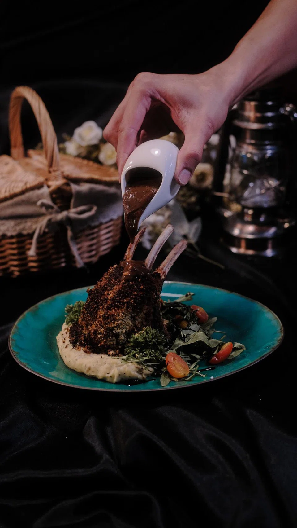 Antara menu baru Fluffy Chef termasuk hidangan, ‘Lamb Rack’ ($34), iaitu daging kambing panggang dengan salut herba rangup, dilengkapi kentang lecek berkrim, salad sampingan, serta sos kambing.