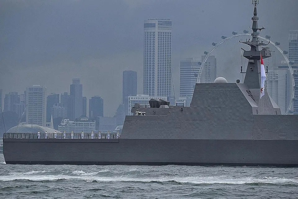 KEBANGGAAN NEGARA: Kru kapal Angkatan Laut Republik Singapura (RSN) berdiri tegak sebagai tanda hormat semasa previu layar lalu NDP. - Foto BH oleh KUA CHEE SIONG