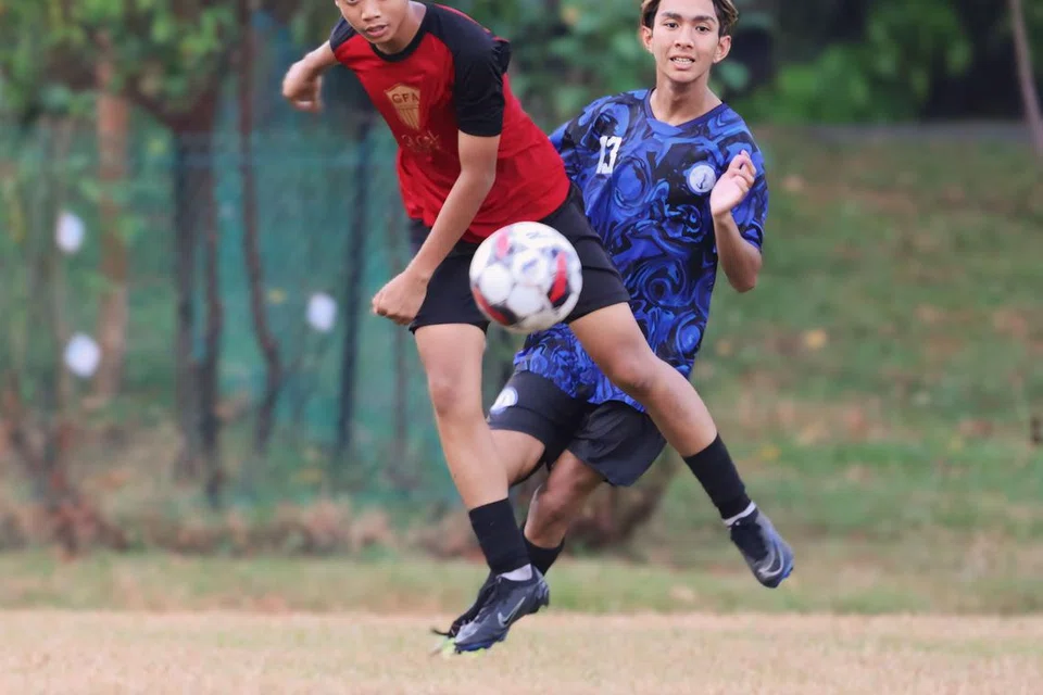 Naufal Zulfiqar Mohamad Hisham (kiri), 15 tahun, menyarung jersi pasukan Bawah 17 Tahun (U-17) Global Football Academy (GFA) dalam Liga Belia Singapura.