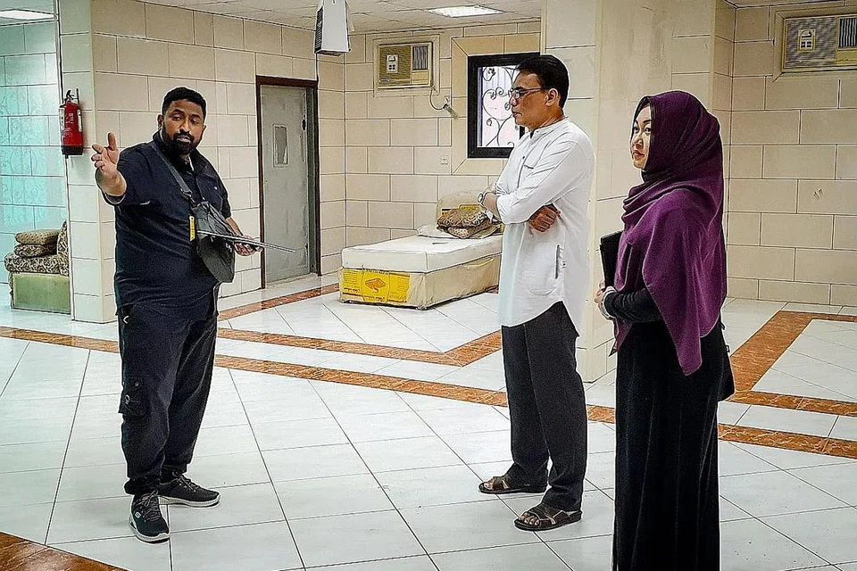 MENINJAU KEMUDAHAN: Encik Kadir Maideen (berbaju putih) bersama Pengarah Khidmat Aset dan Kewangan Muis, Cik Norhayati Haron, sedang meninjau kemudahan bagi jemaah haji di Arab Saudi. Memberikan penerangan tersebut ialah Ketua Khidmat Haji, Encik Mohd Faizal Abd Hathi. - Foto KADIR MAIDEEN/FACEBOOK