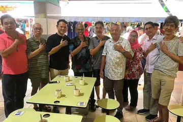 KURANGI RISIKO JANGKITAN: Encik Masagos Zulkifli dan Encik Zaqy (empat dan tiga dari kiri) serta Profesor Faishal (dua dari kanan) melakukan 'Salam Mufti' bersama penduduk semasa beramah-tamah bersama mereka. - Foto MASAGOS ZULKIFLI/ FACEBOOK