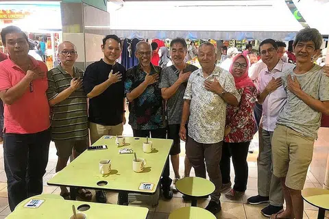 KURANGI RISIKO JANGKITAN: Encik Masagos Zulkifli dan Encik Zaqy (empat dan tiga dari kiri) serta Profesor Faishal (dua dari kanan) melakukan 'Salam Mufti' bersama penduduk semasa beramah-tamah bersama mereka. - Foto MASAGOS ZULKIFLI/ FACEBOOK
