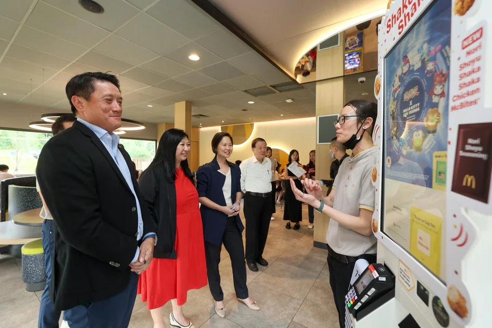 Pengerusi bersama Kumpulan Kerja Tiga Pihak untuk Garis Panduan Tiga Pihak bagi Pengaturan Kerja Fleksibel (TG-FWAR) terdiri daripada (dari kiri) Setiausaha Kehormat Persekutuan Majikan Nasional Singapura (Snef), Encik Edwin Ng; Penolong Setiausaha Agung dan Pengarah U Wanita dan Keluarga, Kongres Kesatuan Sekerja Kebangsaan (NTUC), Cik Yeo Wan Ling; dan Menteri Negara (Pendidikan merangkap Tenaga Manusia), Cik Gan Siow Huang sewaktu melawat cawangan McDonald’s Ridout Tea Garden di Queensway pada 15 April.