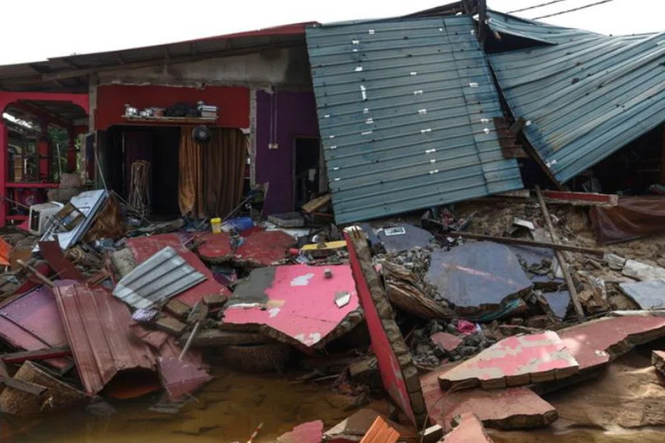 Keadaan kediaman mangsa banjir di sebuah perkampungan di Tumpat, Kelantan, yang musnah akibat banjir. 
