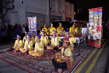 Dikir barat apabila diserap masuk ke Singapura, pola bahasanya berganti sesuai dengan kebudayaan masyarakat di sini dengan menitikberatkan  bahasa penulisan dalam persembahan. 