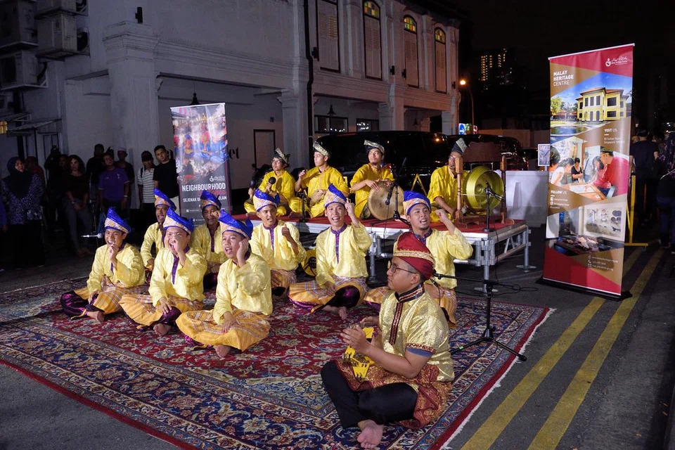 Dikir barat apabila diserap masuk ke Singapura, pola bahasanya berganti sesuai dengan kebudayaan masyarakat di sini dengan menitikberatkan  bahasa penulisan dalam persembahan. 