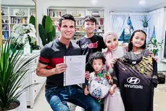 LEMBARAN BARU: Baihakki bersama keluarganya selepas beliau bersetuju bermain untuk Tampines Rovers secara percuma sekiranya musim dimula semula, dengan matlamat ditawar kontrak bergaji musim hadapan. - Foto ihsan BAIHAKKI KHAIZAN