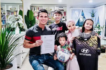 LEMBARAN BARU: Baihakki bersama keluarganya selepas beliau bersetuju bermain untuk Tampines Rovers secara percuma sekiranya musim dimula semula, dengan matlamat ditawar kontrak bergaji musim hadapan. - Foto ihsan BAIHAKKI KHAIZAN